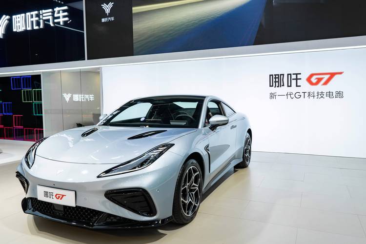 广州214哪吒汽车在智能汽车领域的表现，领途汽车在新能源汽车市场中的影响力